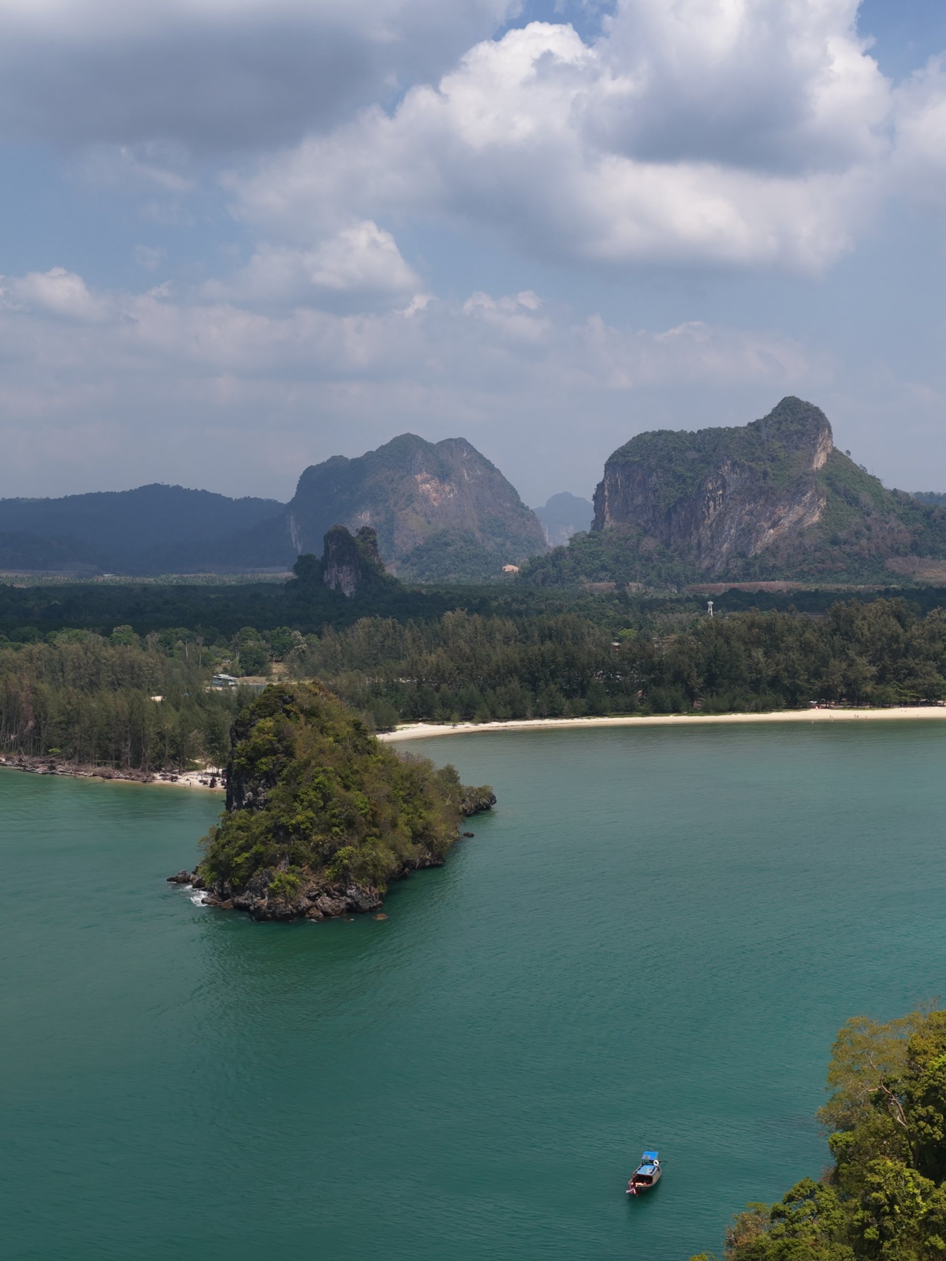 Vista aérea das formações de calcário e de uma baía turquesa em Krabi