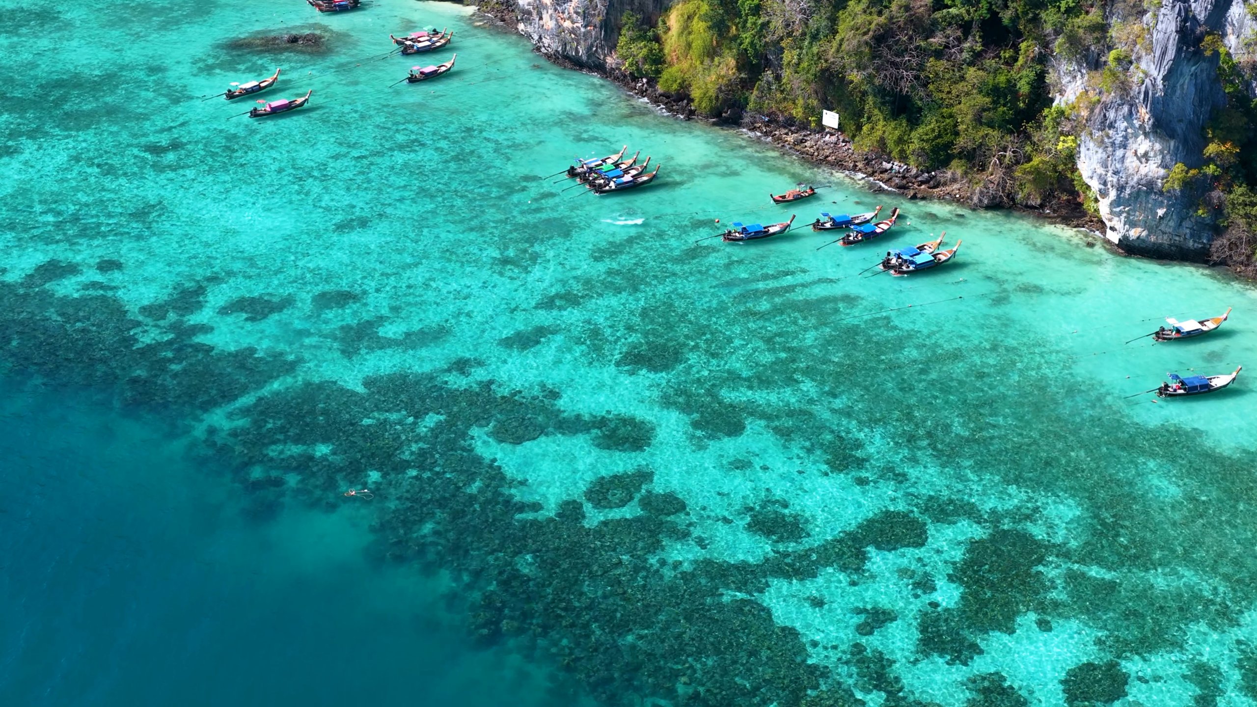 Vista aérea de barcos longtail em água turquesa nas ilhas Phi Phi
