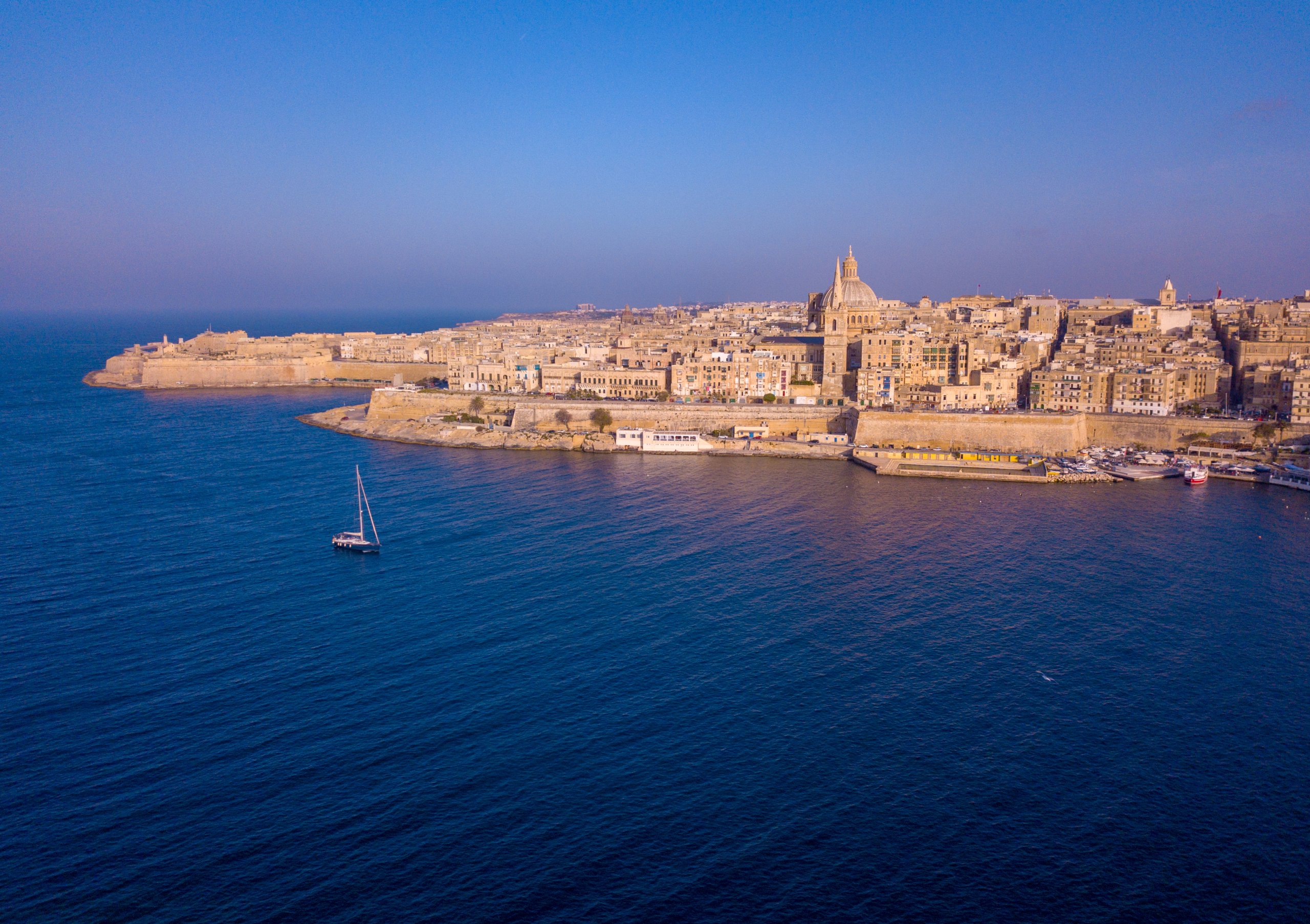 Vista aérea de La Valletta, em Malta, cercada pelo azul do Mediterrâneo